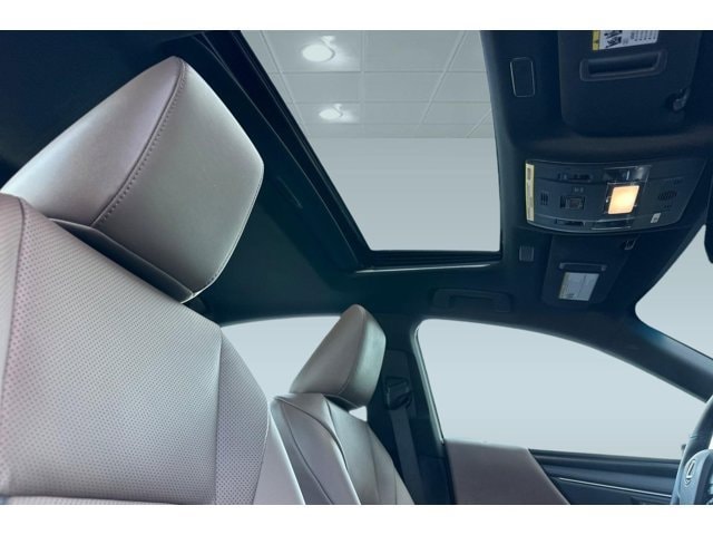2025 Lexus ES Hybrid 300h - Photo 15