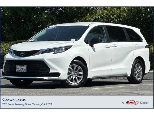 2023 Toyota Sienna LE 8-Passenger Hybrid FWD's photo