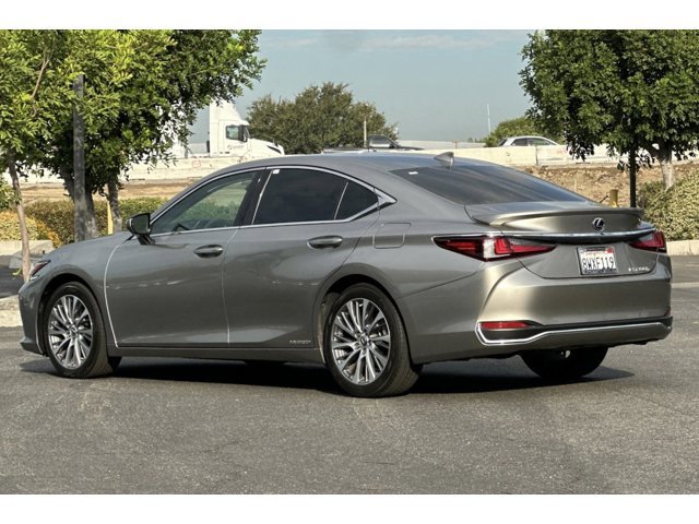 2021 Lexus ES 300h photo 3