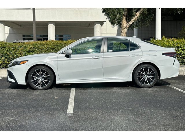 2022 Toyota Camry SE photo 2