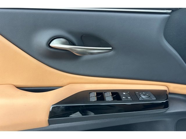 2025 Lexus ES 350 - Photo 13