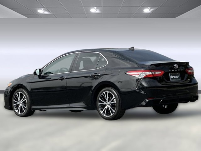 2020 Toyota Camry SE photo 3