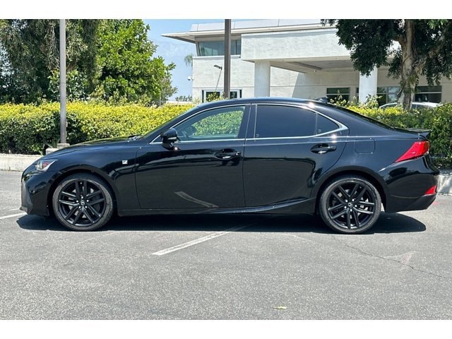 2017 Lexus IS 200t photo 2