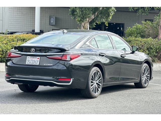 2025 LEXUS ES 300h Base photo 3