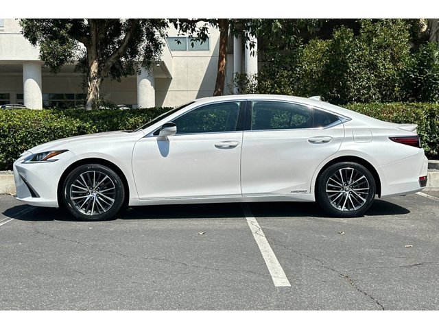 2022 Lexus ES 300h photo 2