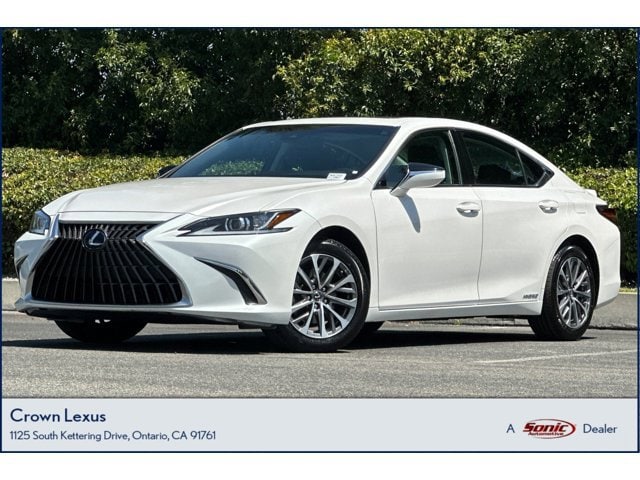 2022 Lexus ES 300h 300h's photo