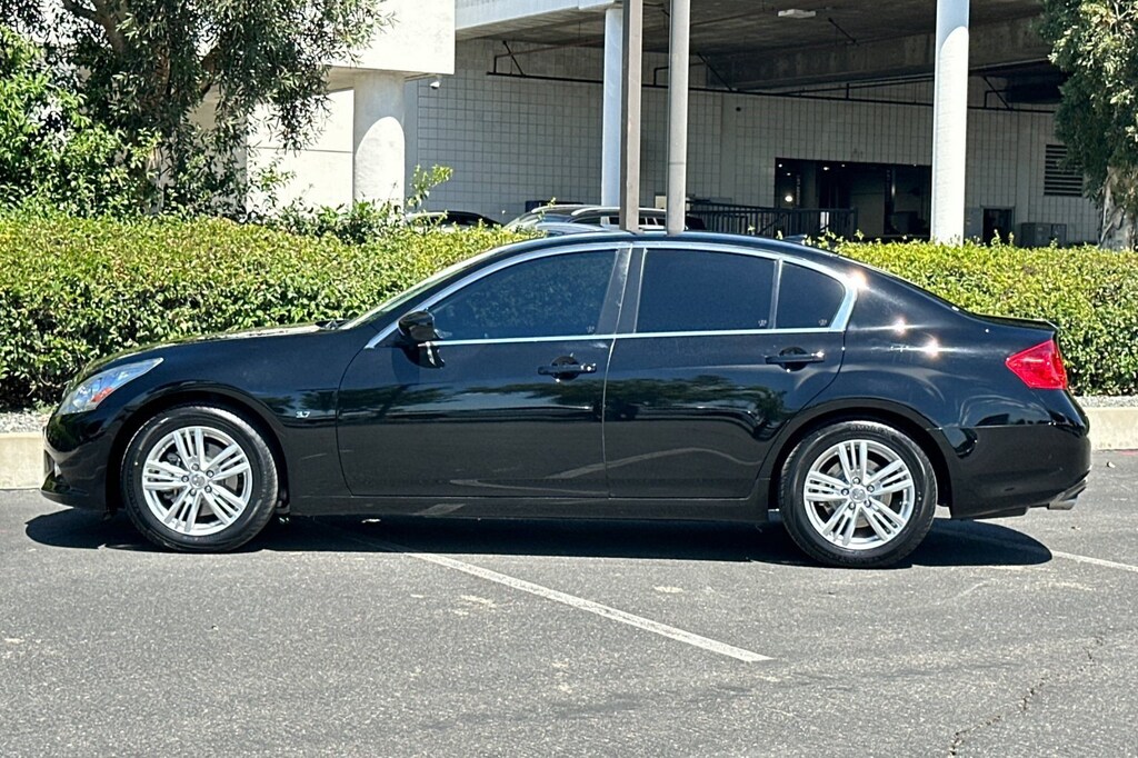Used 2015 INFINITI Q40 with Moonroof Package Sedan