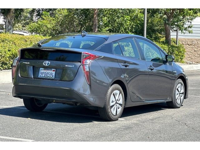 2016 Toyota Prius Two photo 3
