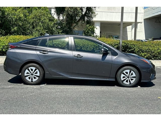 2016 Toyota Prius Two photo 6