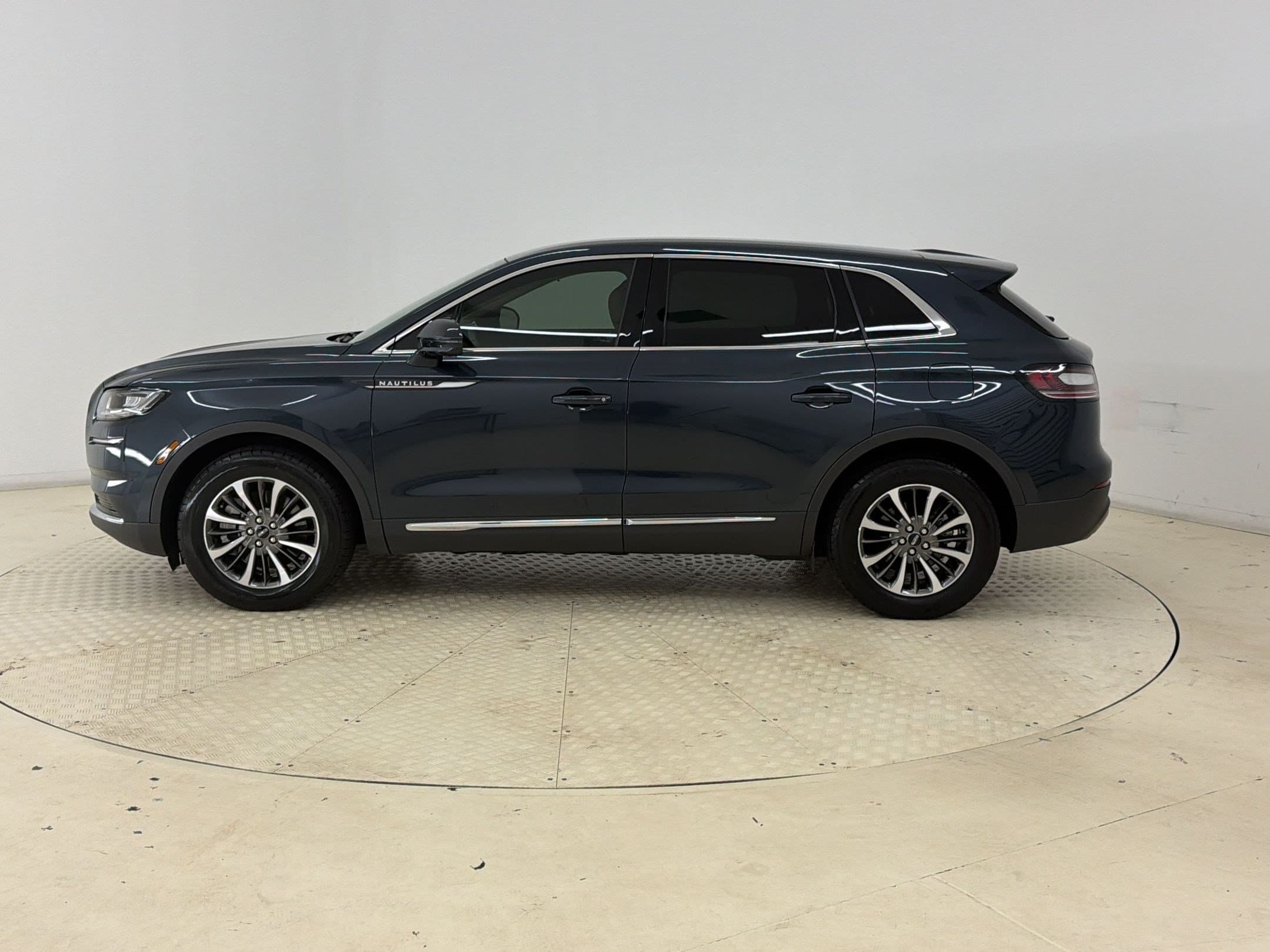 Nautilus Standard SUV