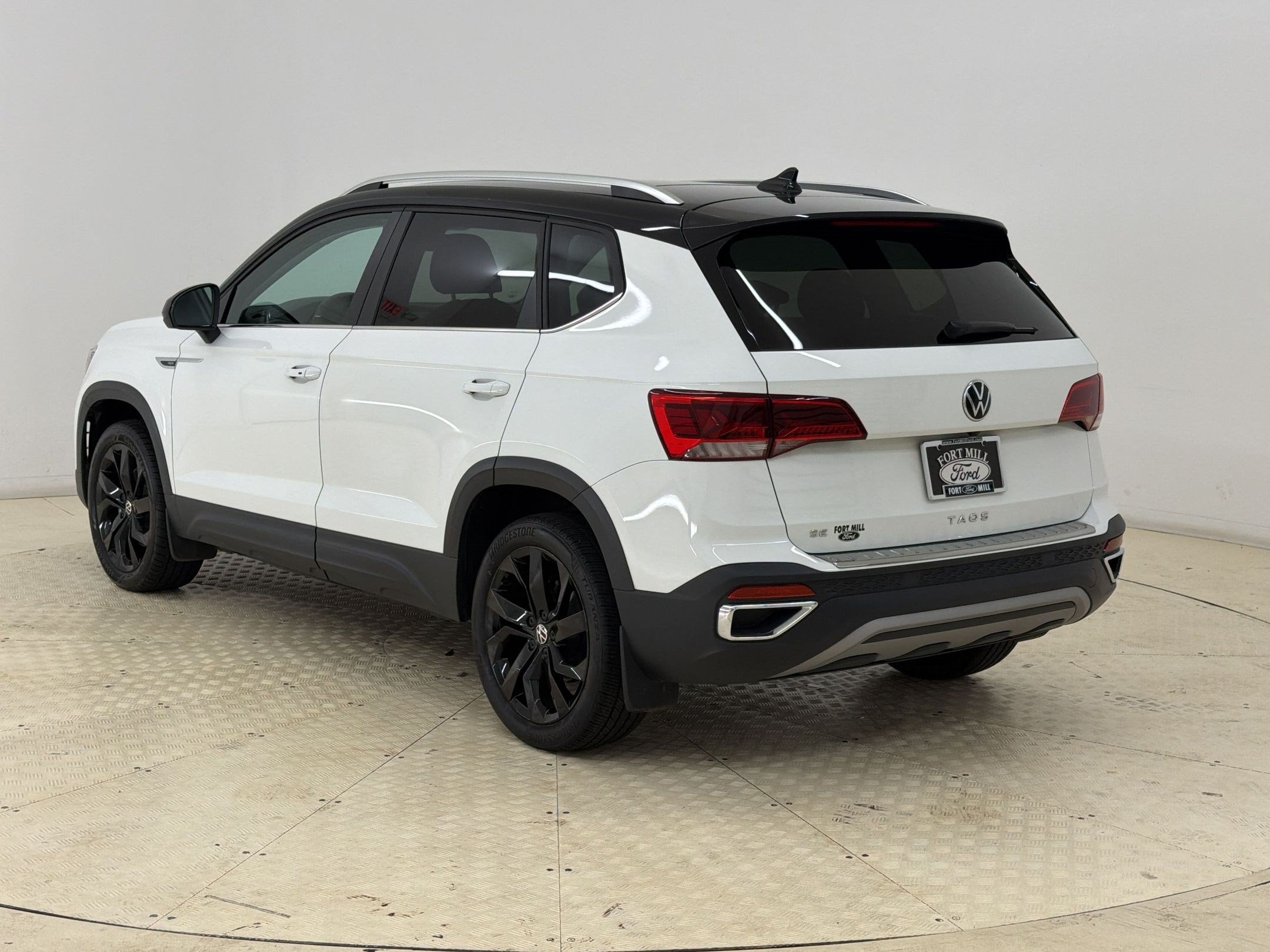Taos SE SUV