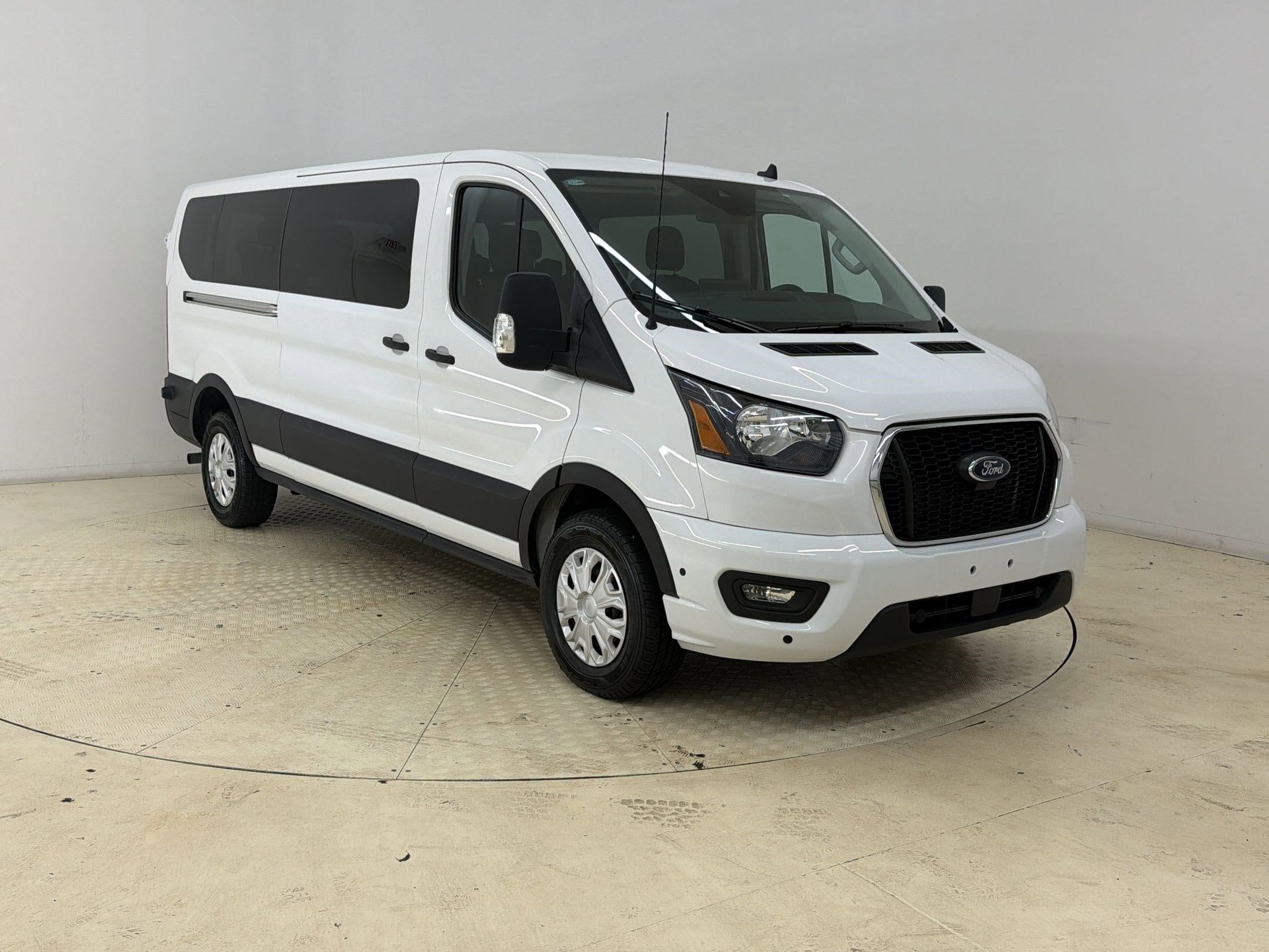 Transit-350 Passenger XLT Wagon Low Roof Van