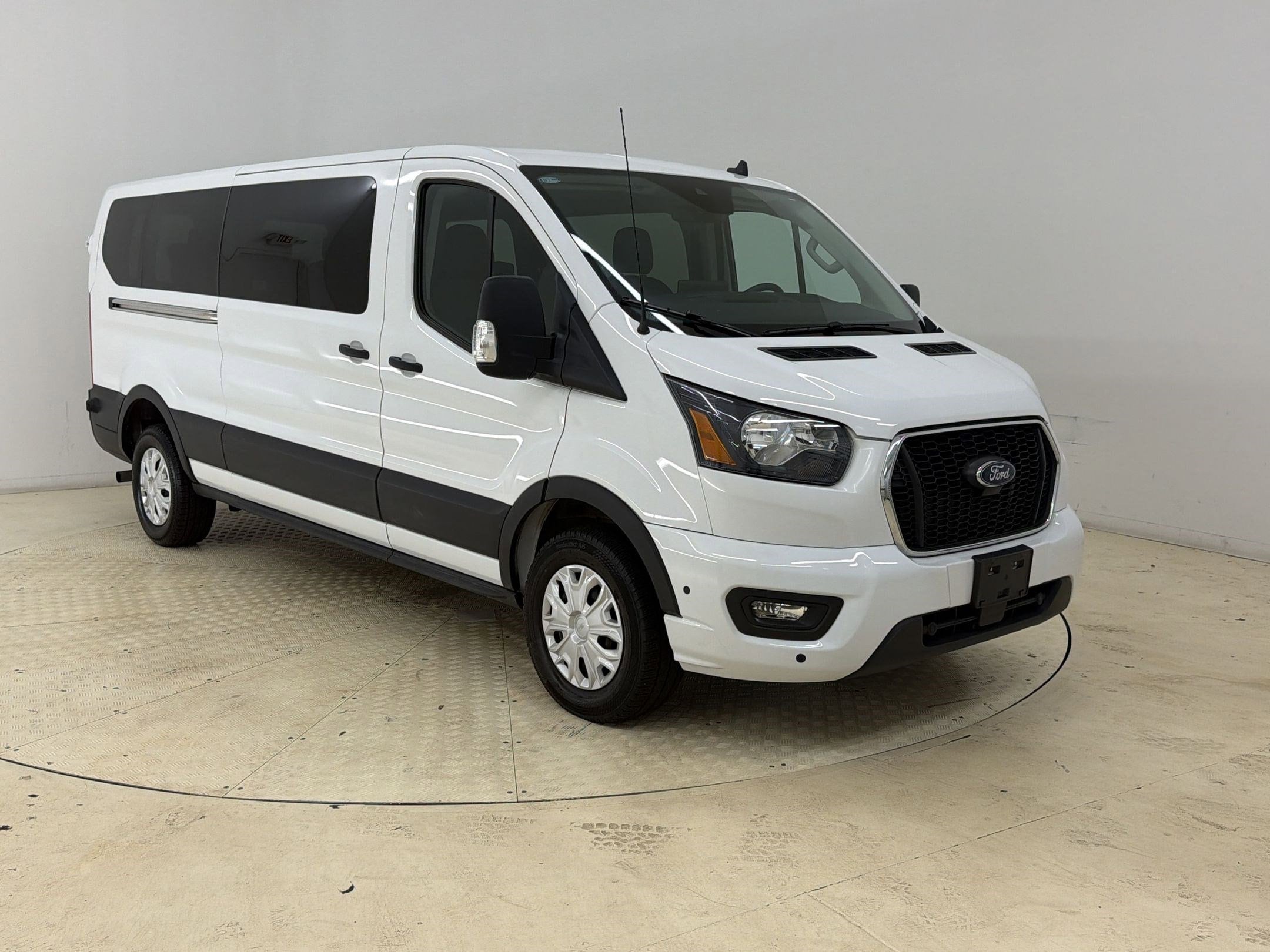Transit-350 Passenger XLT Wagon Low Roof Van