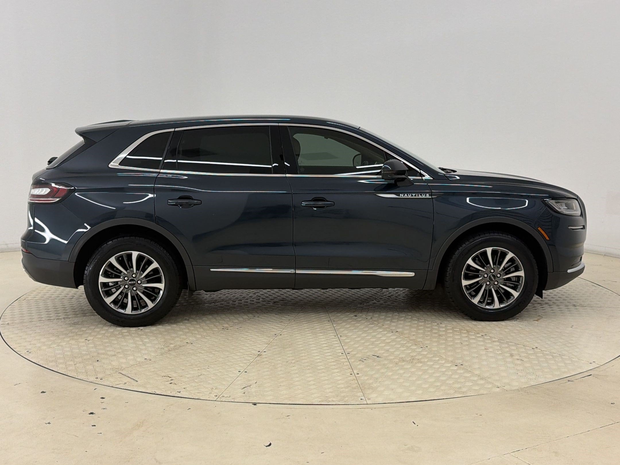 Nautilus Standard SUV