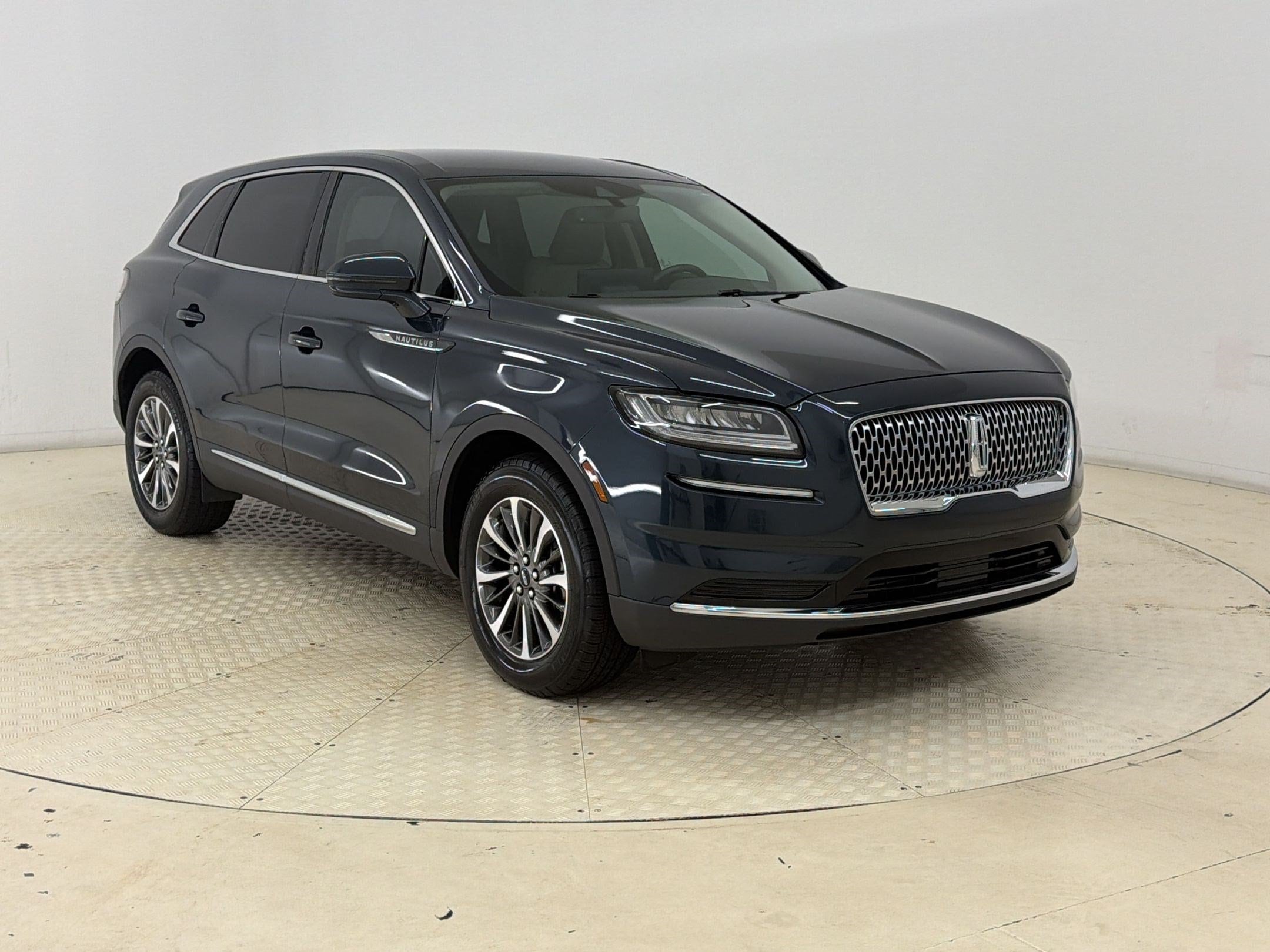 Nautilus Standard SUV