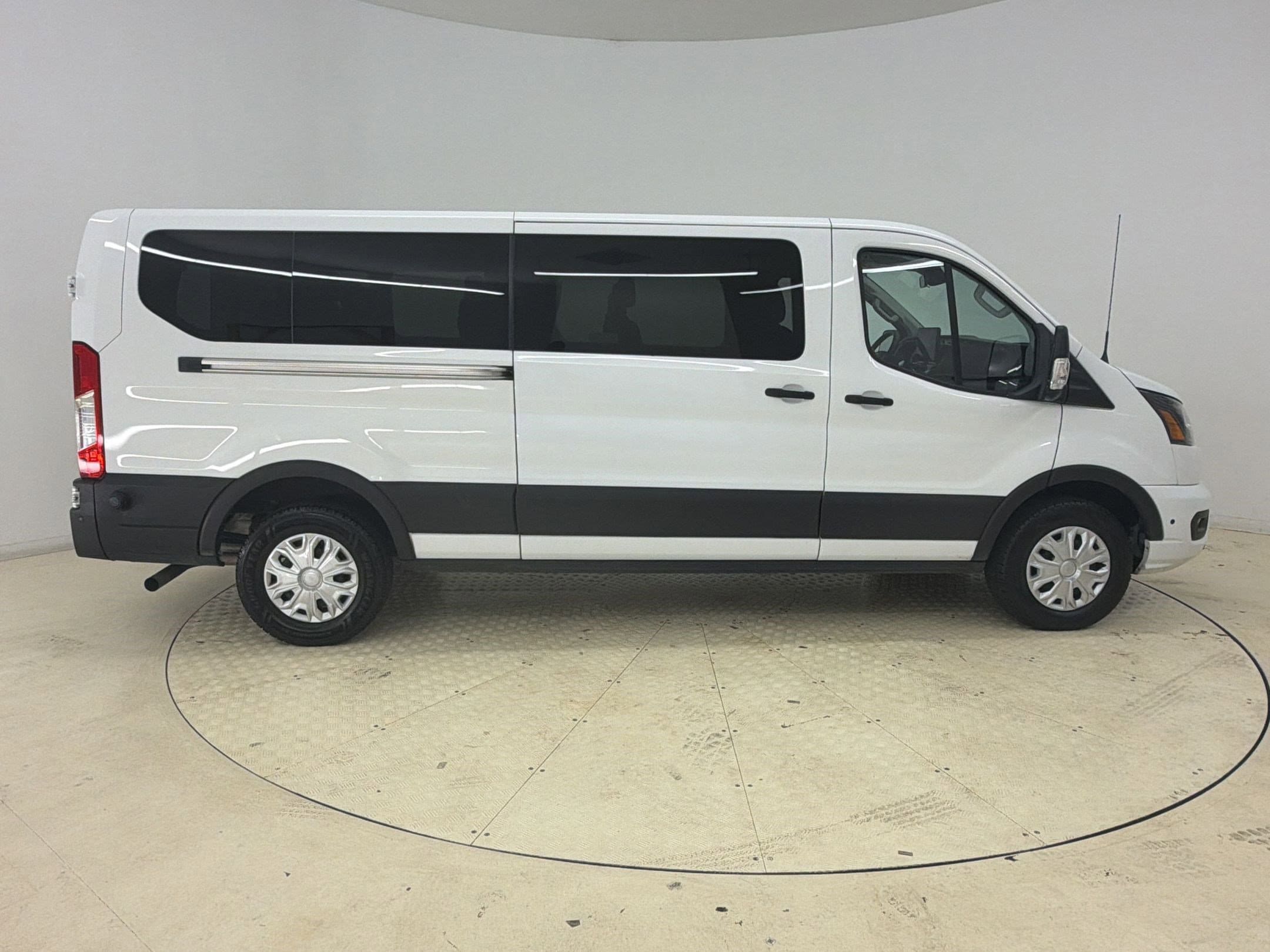 Transit-350 Passenger XLT Wagon Low Roof Van
