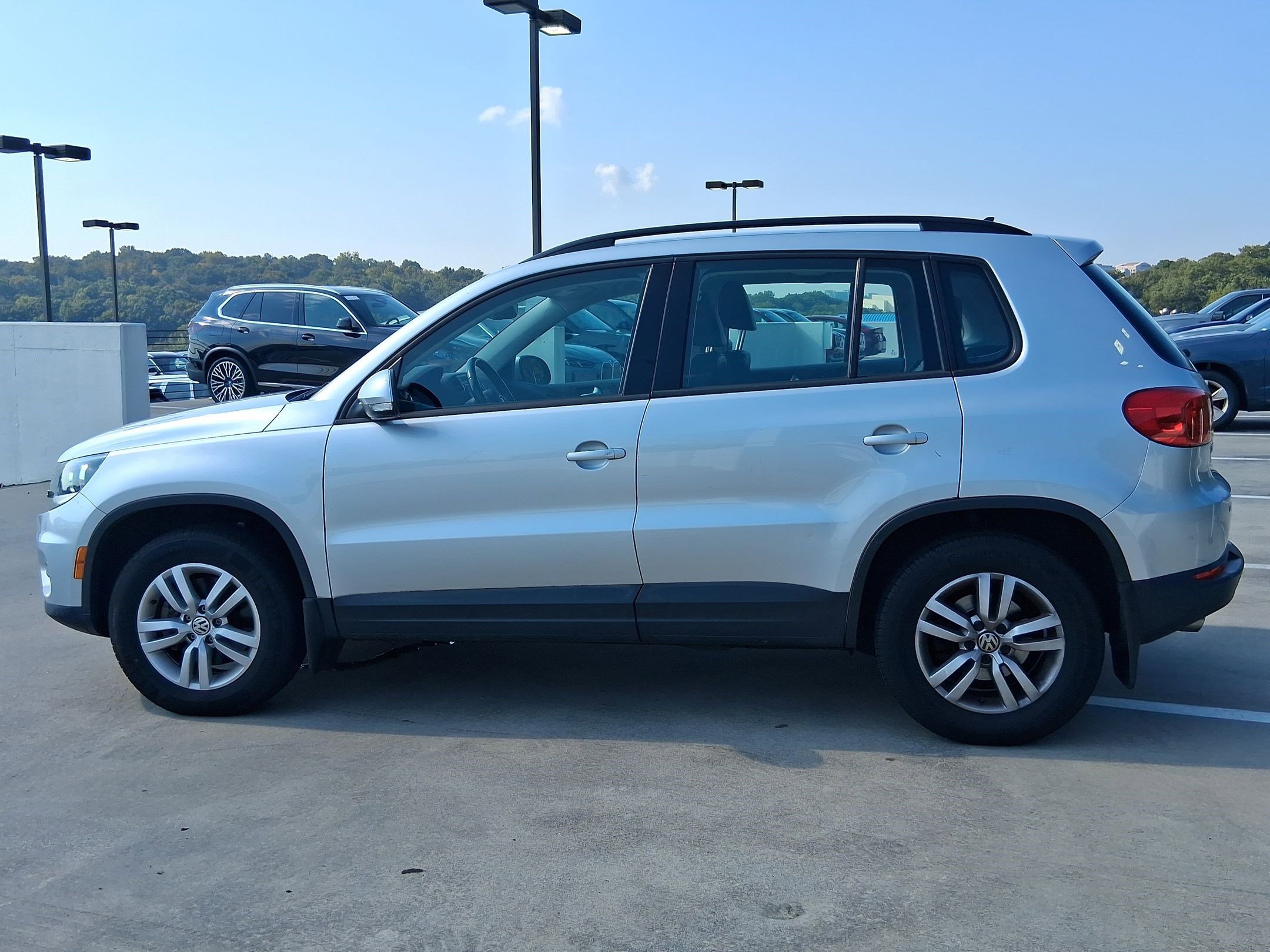 2017 Volkswagen Tiguan S photo 2