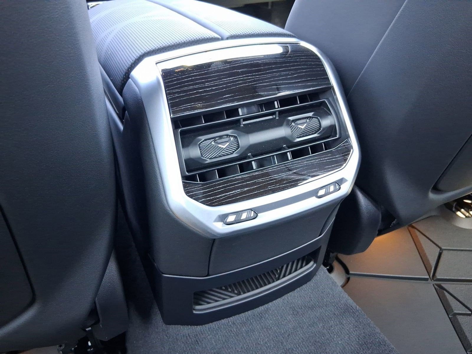 2026 BMW 7 Series 750e - Photo 29