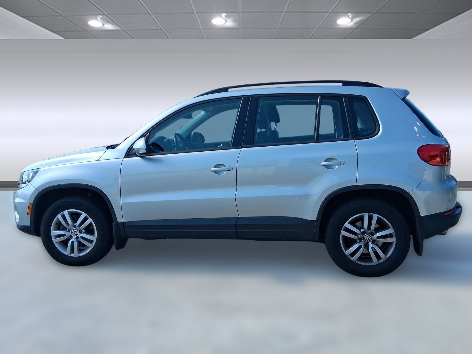 2017 Volkswagen Tiguan S photo 2