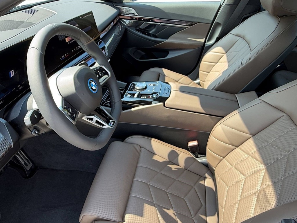 New 2027 BMW 550e xDrive Sedan