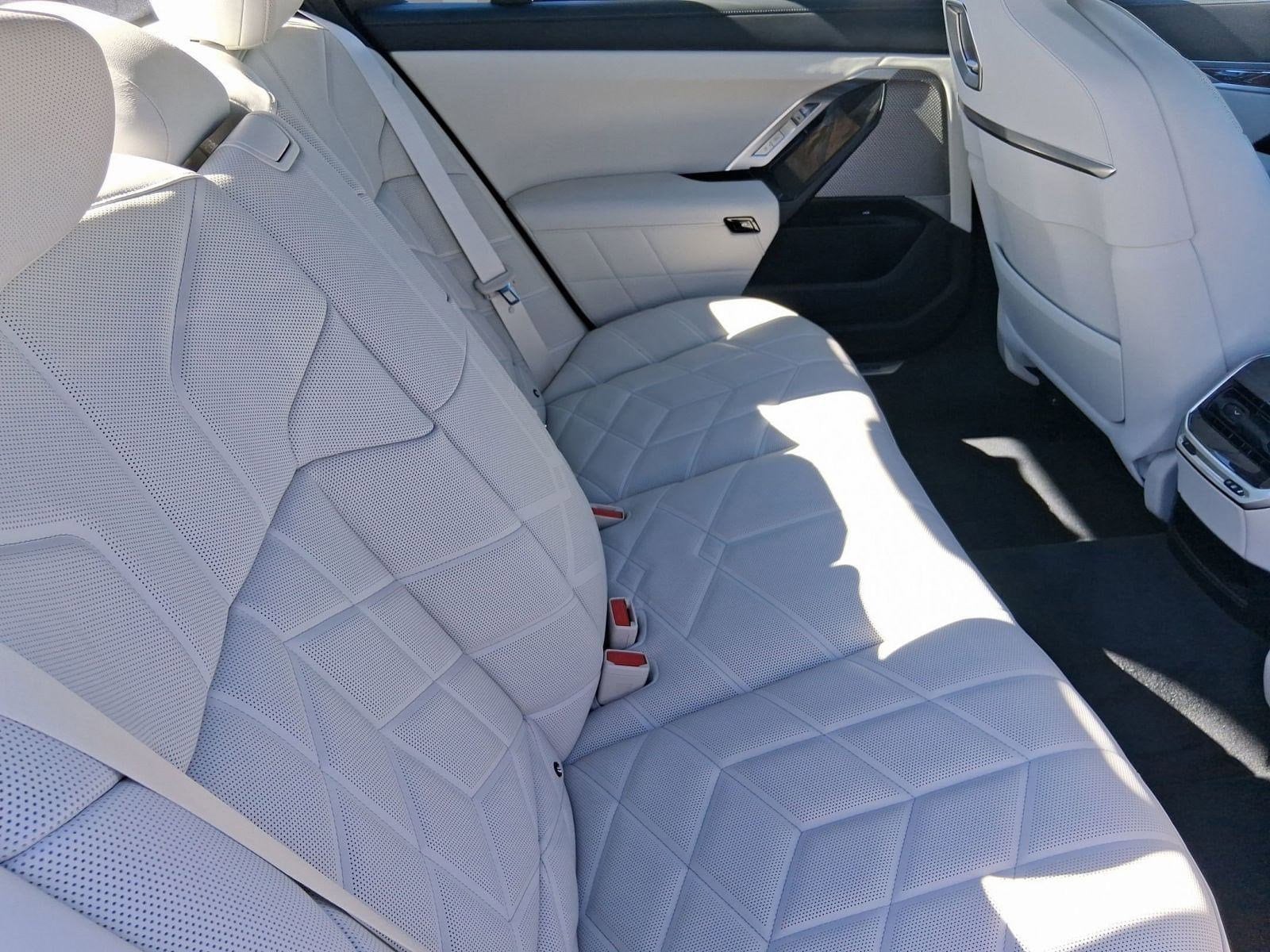 2026 BMW 7 Series 750e - Photo 30