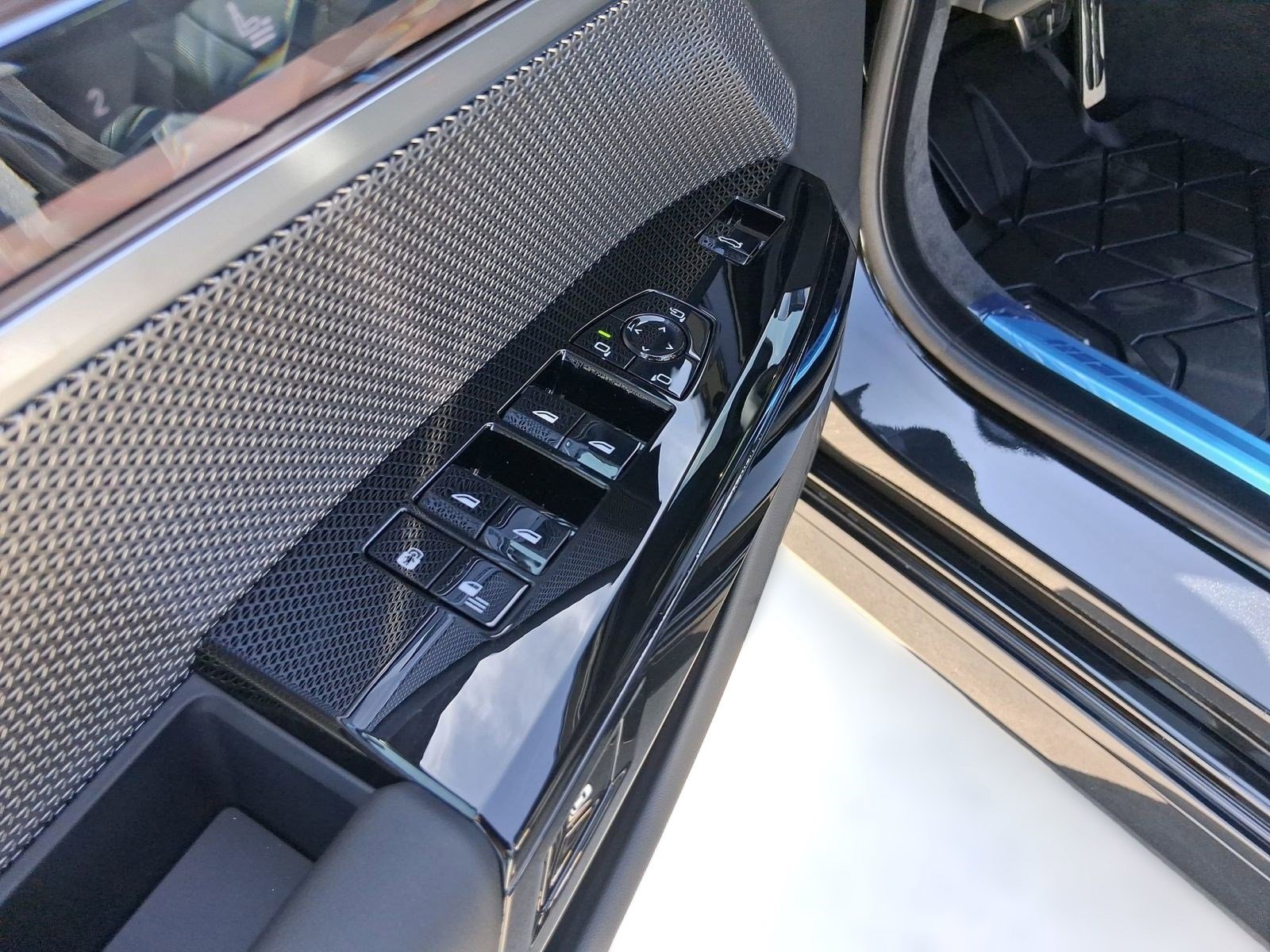 2026 BMW 7 Series 750e - Photo 11