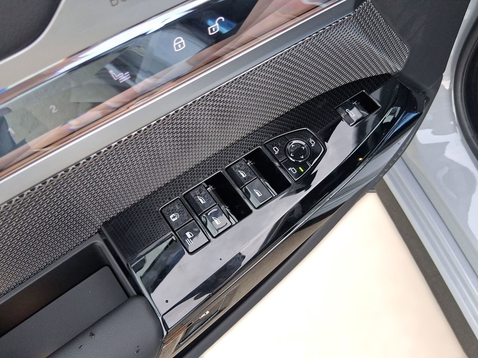 2026 BMW 7 Series 750e - Photo 12