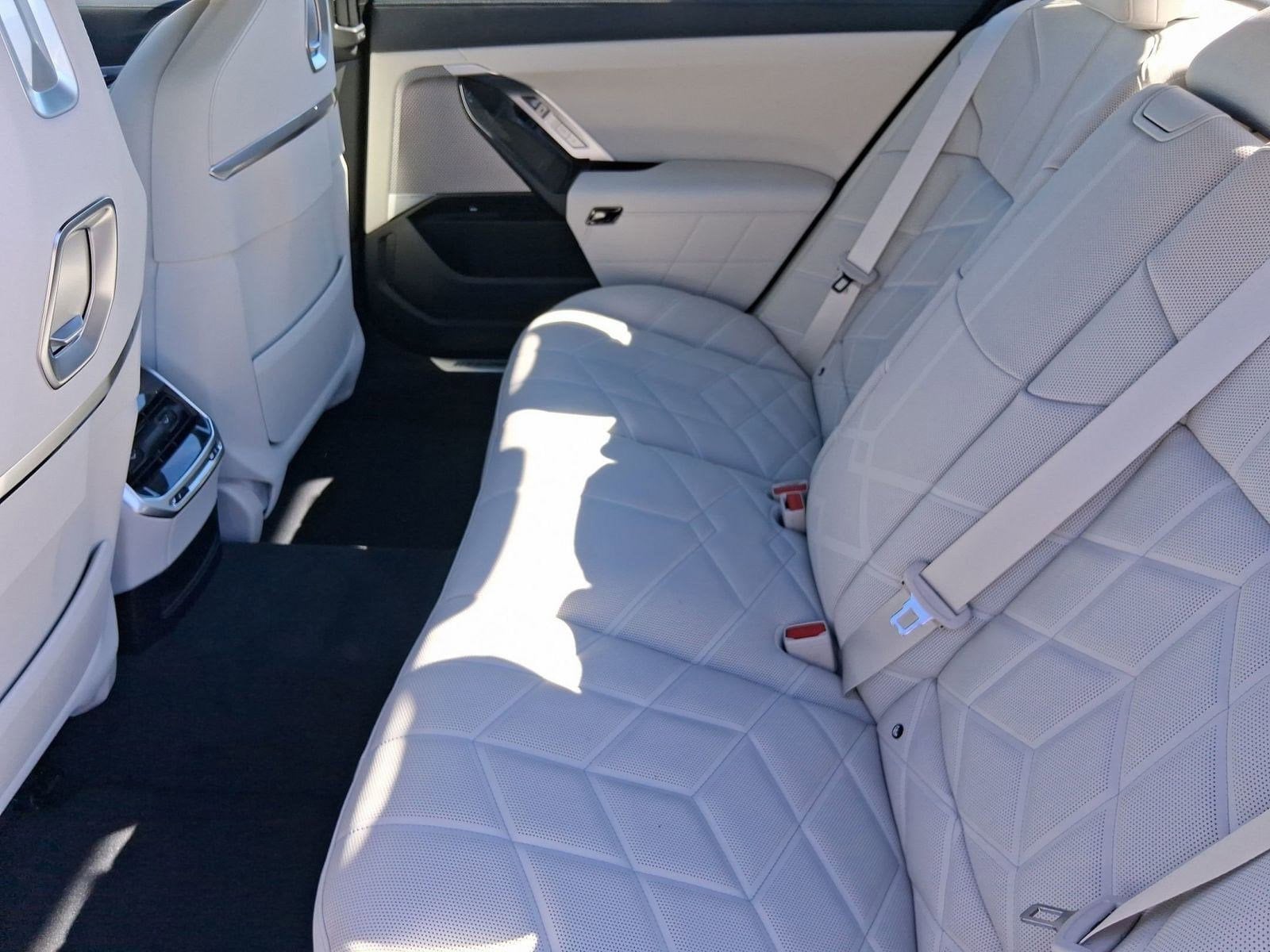 2026 BMW 7 Series 750e - Photo 27