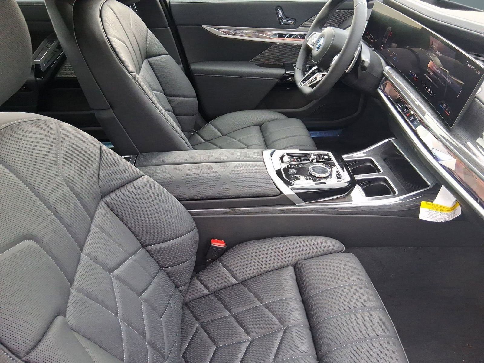 2026 BMW 7 Series 750e - Photo 31