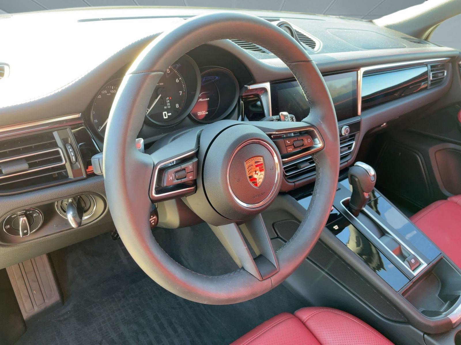 2025 Porsche Macan T photo 4