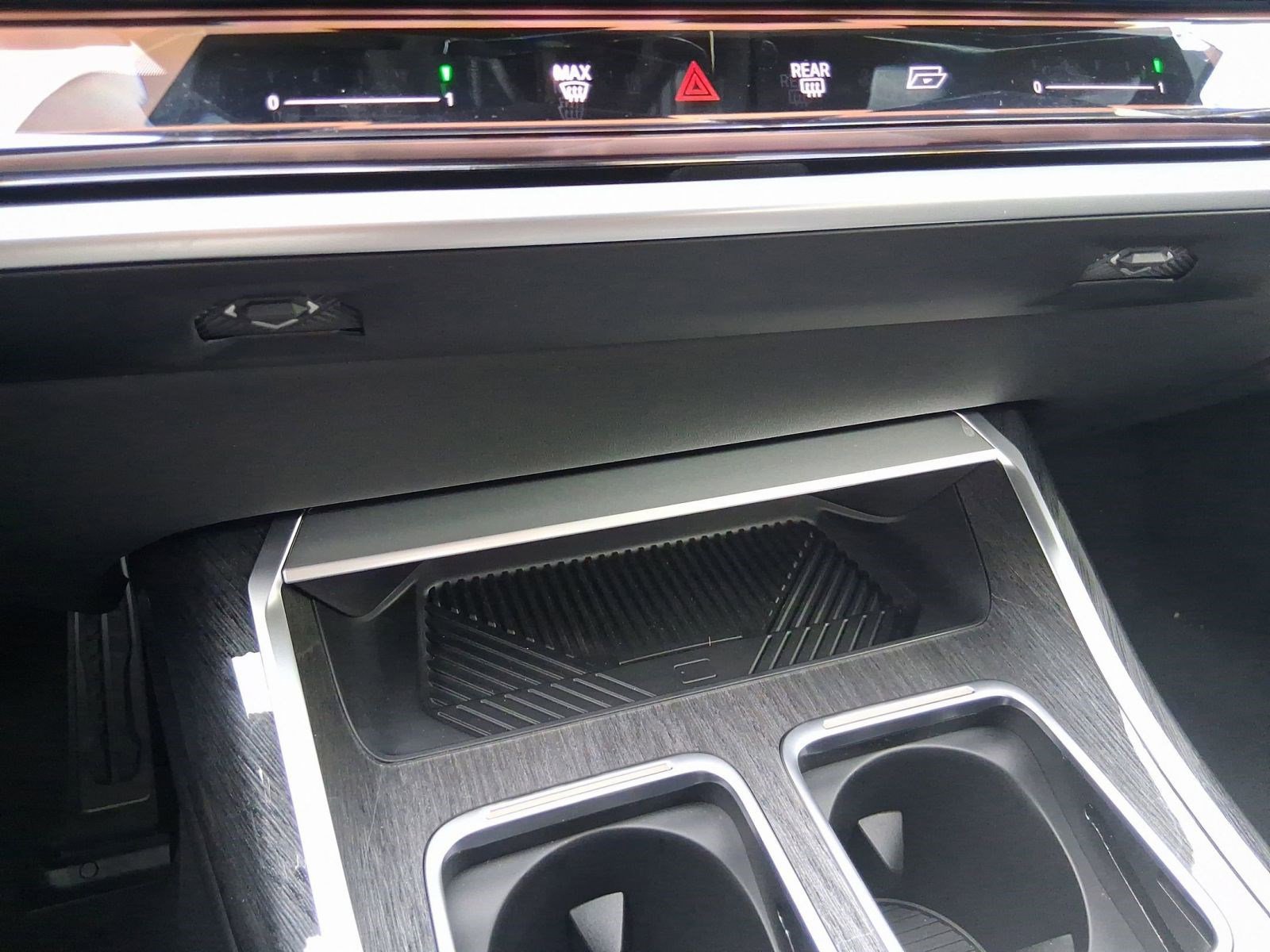 2026 BMW 7 Series 750e - Photo 27