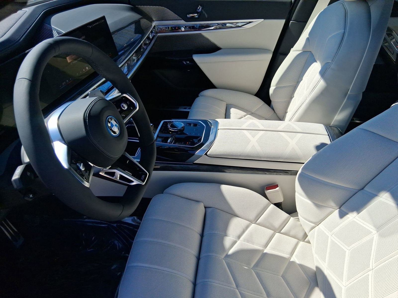 2026 BMW 7 Series 750e - Photo 21