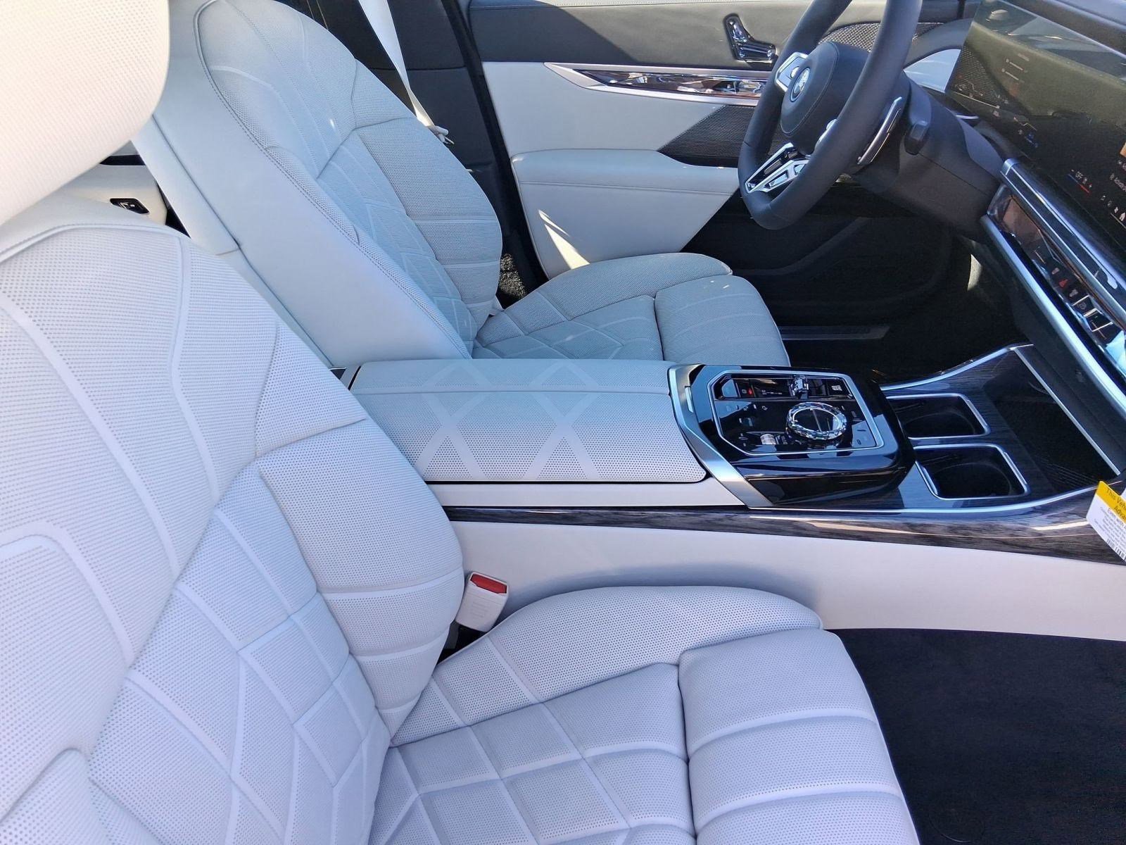 2026 BMW 7 Series 750e - Photo 31