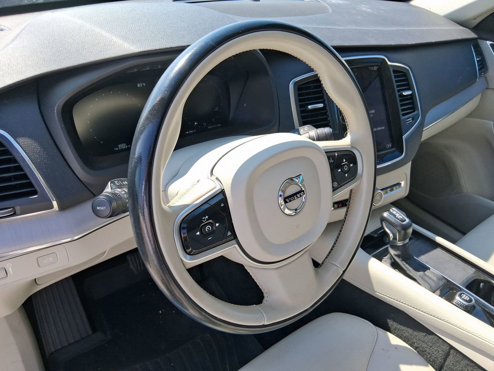 2022 Volvo XC90 T5 Momentum photo 4