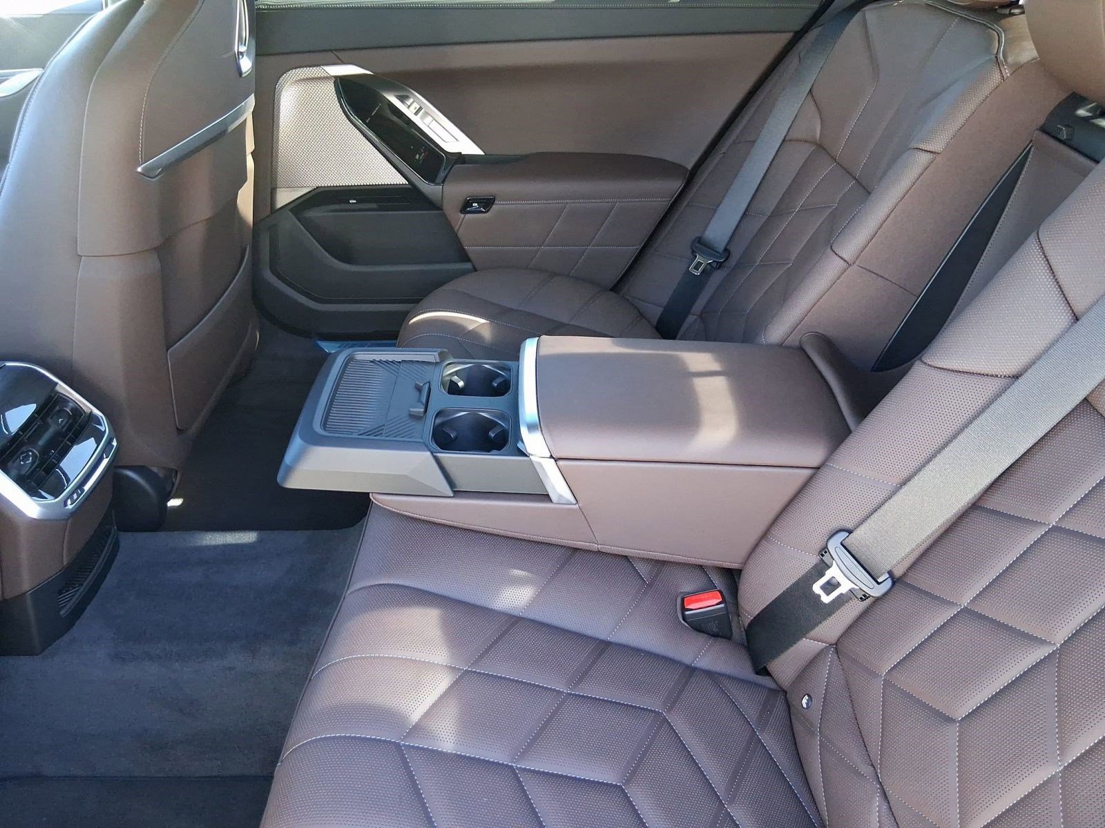 2026 BMW 7 Series 750e - Photo 28