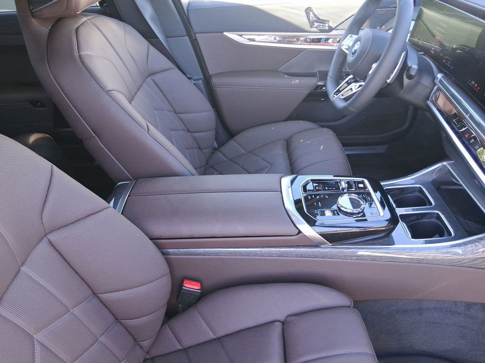 2026 BMW 7 Series 750e - Photo 30