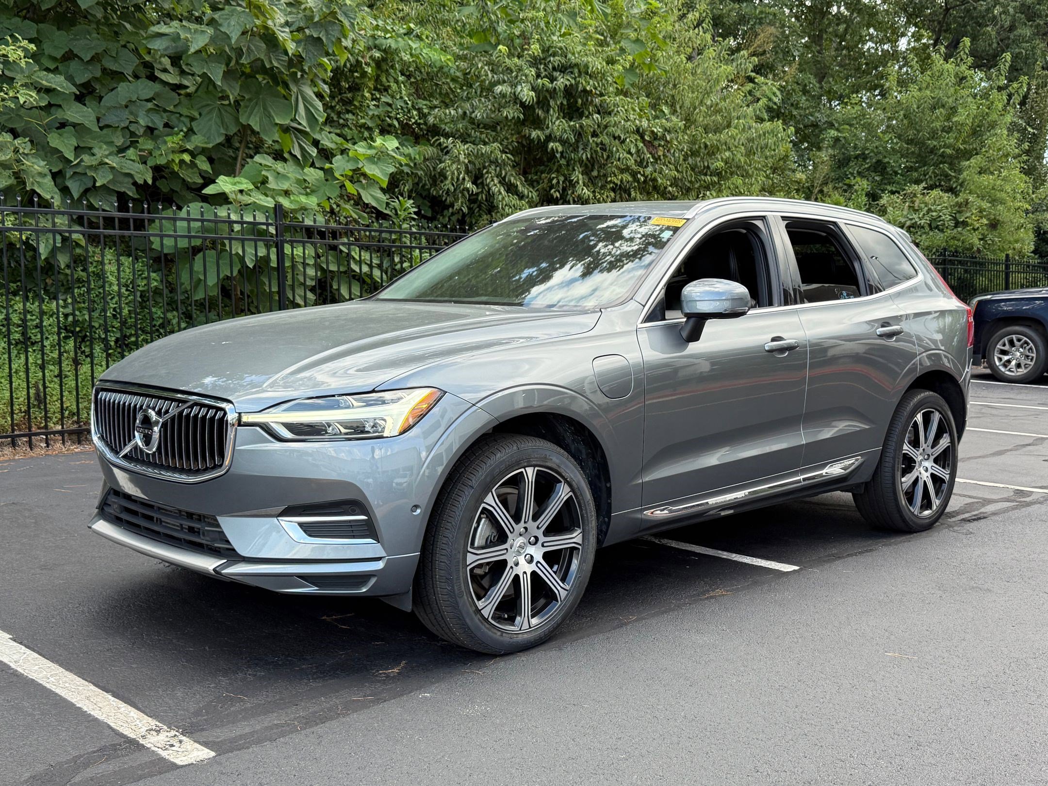 2021 Volvo XC60 Recharge Hybrid T8 Inscription photo 2