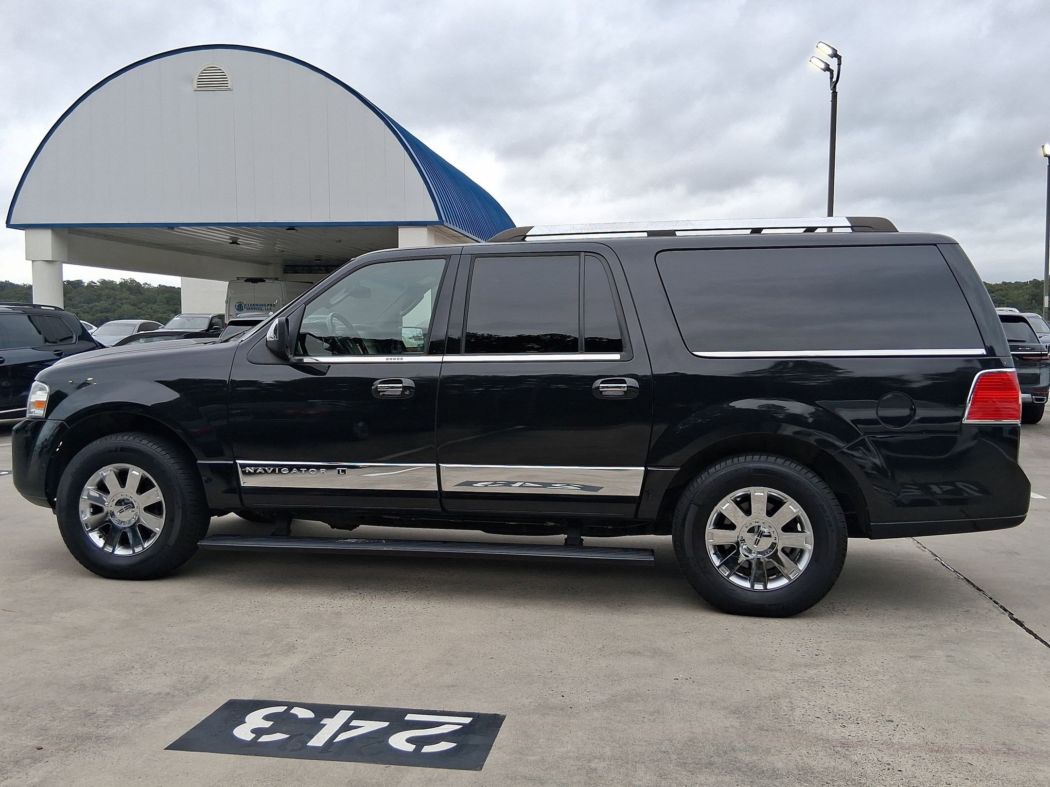 2014 Lincoln Navigator L photo 2