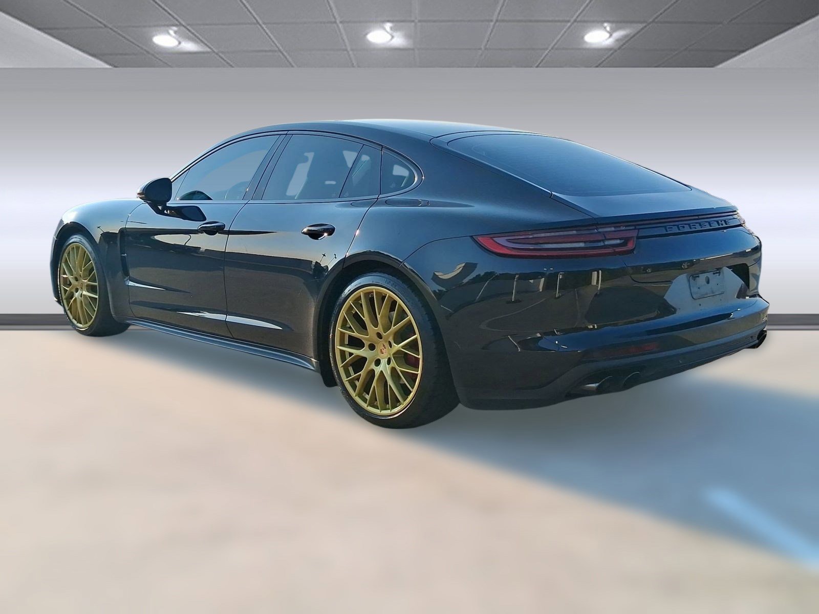 2018 Porsche Panamera Base 4 photo 3