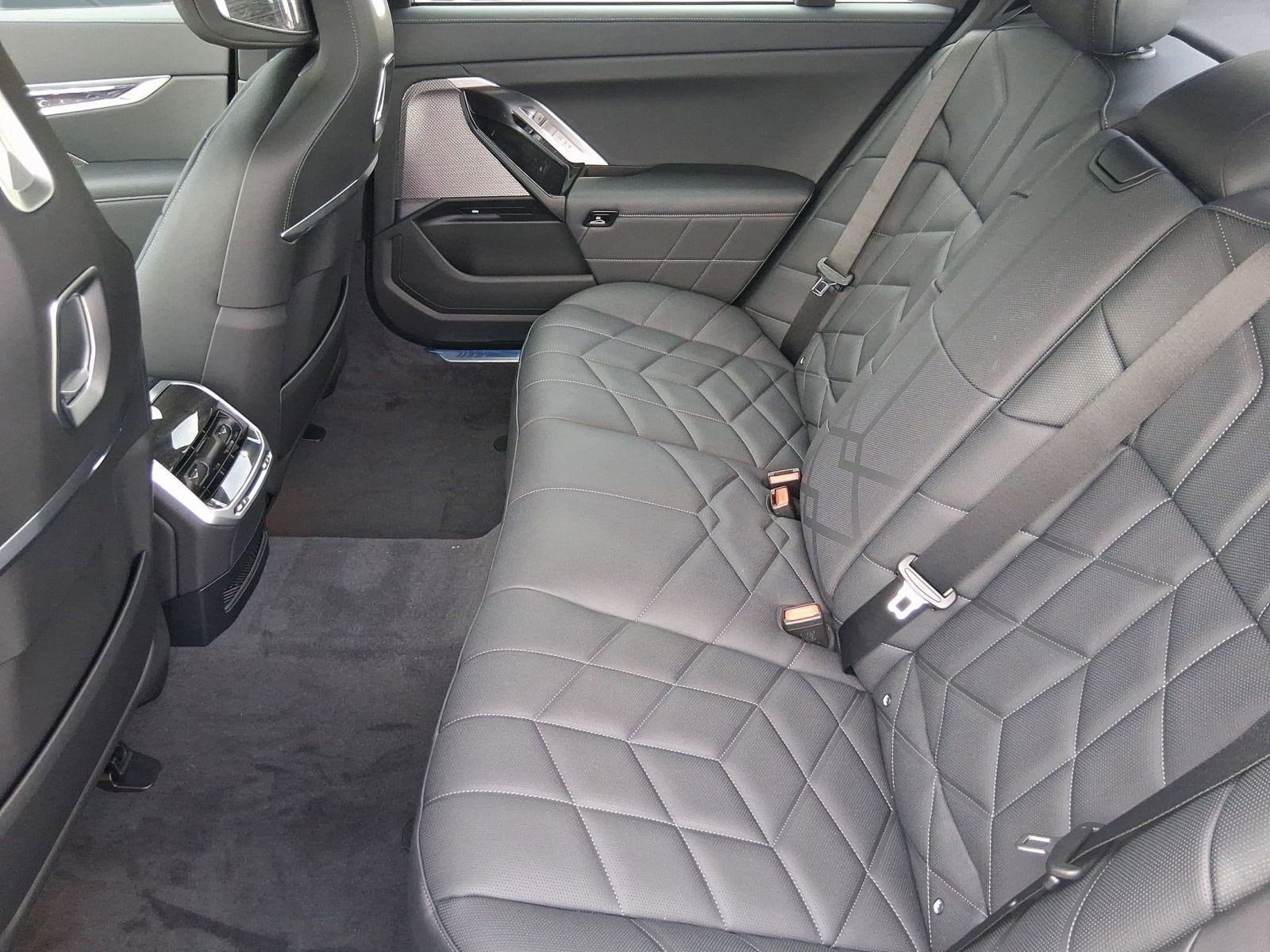 2026 BMW 7 Series 750e - Photo 13