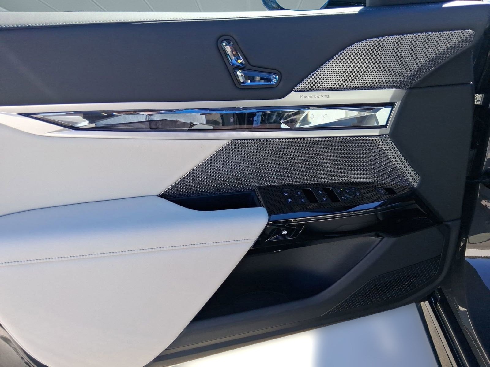 2026 BMW 7 Series 750e - Photo 12