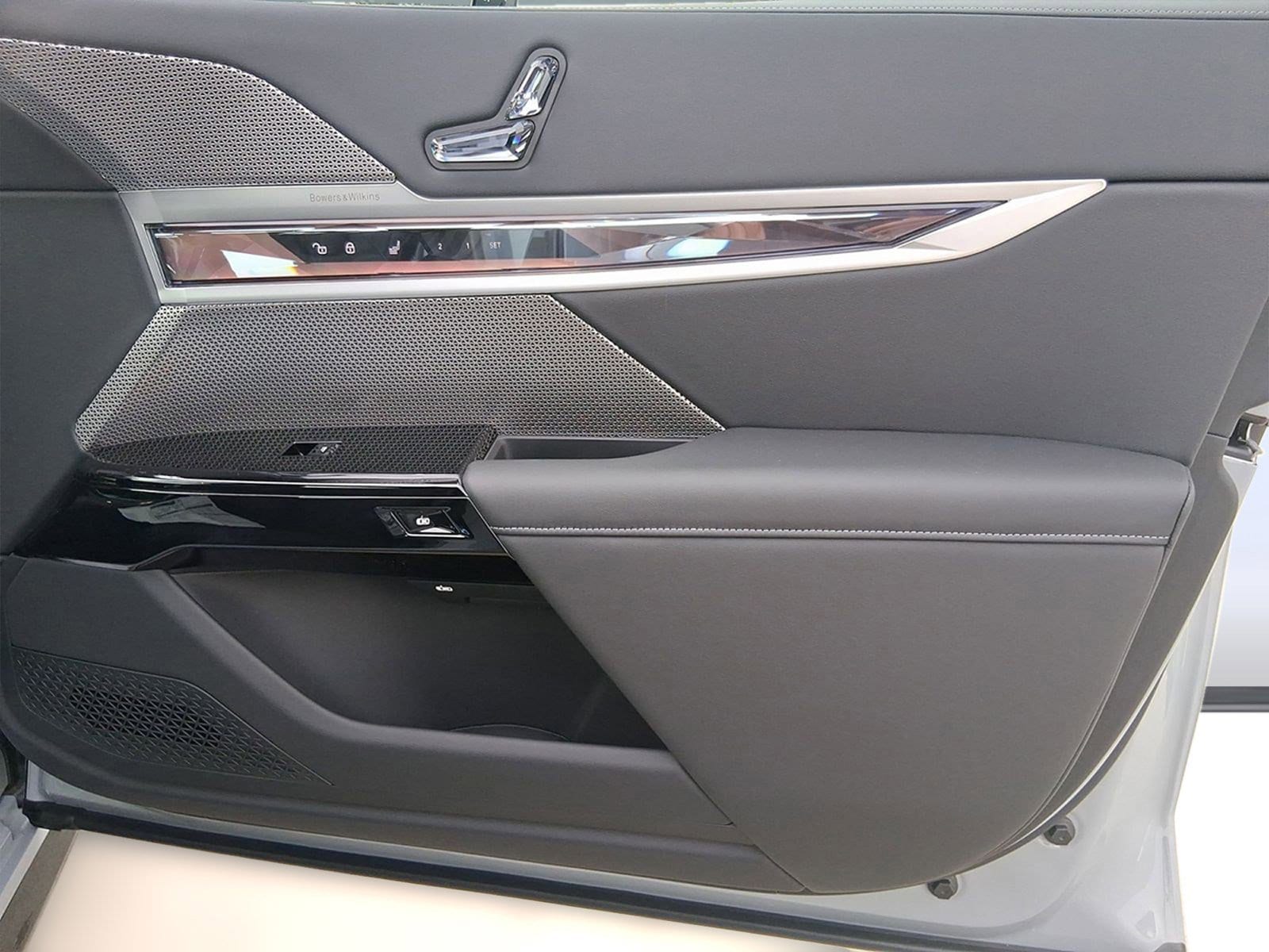 2026 BMW 7 Series 750e - Photo 30