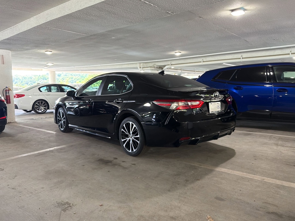 Used 2019 Toyota Camry SE Sedan