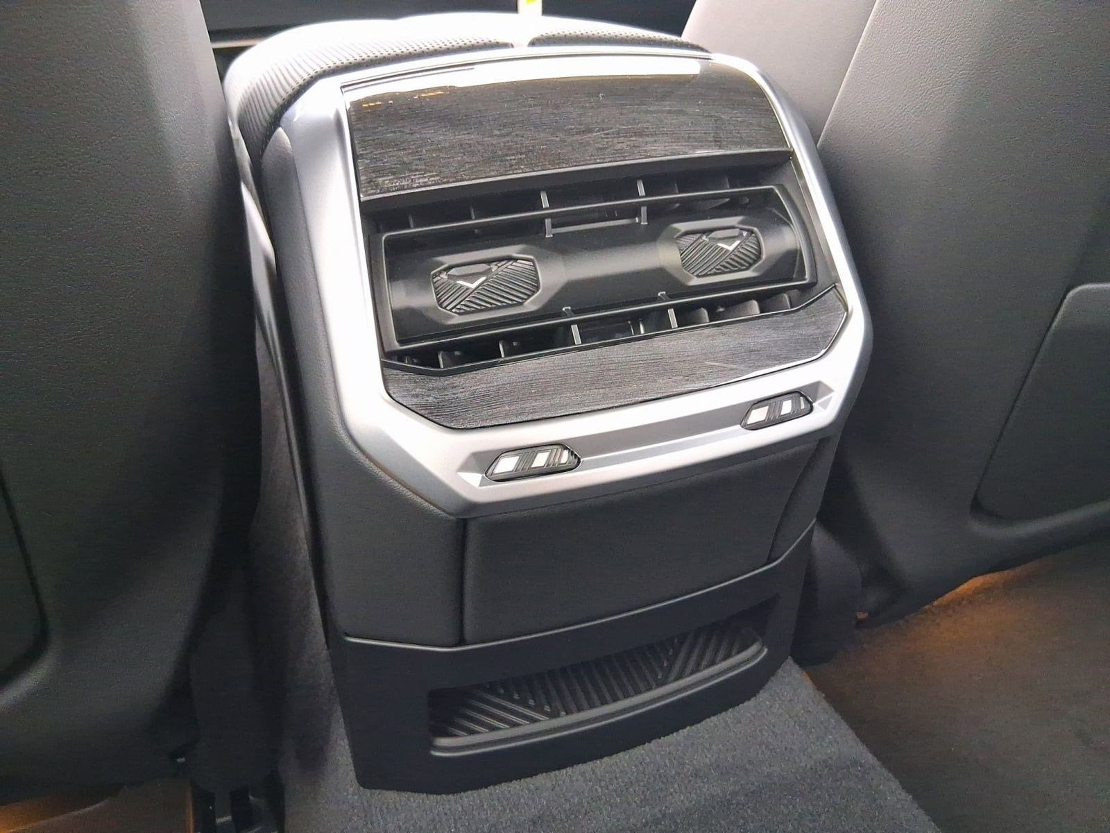 2026 BMW 7 Series 750e - Photo 29