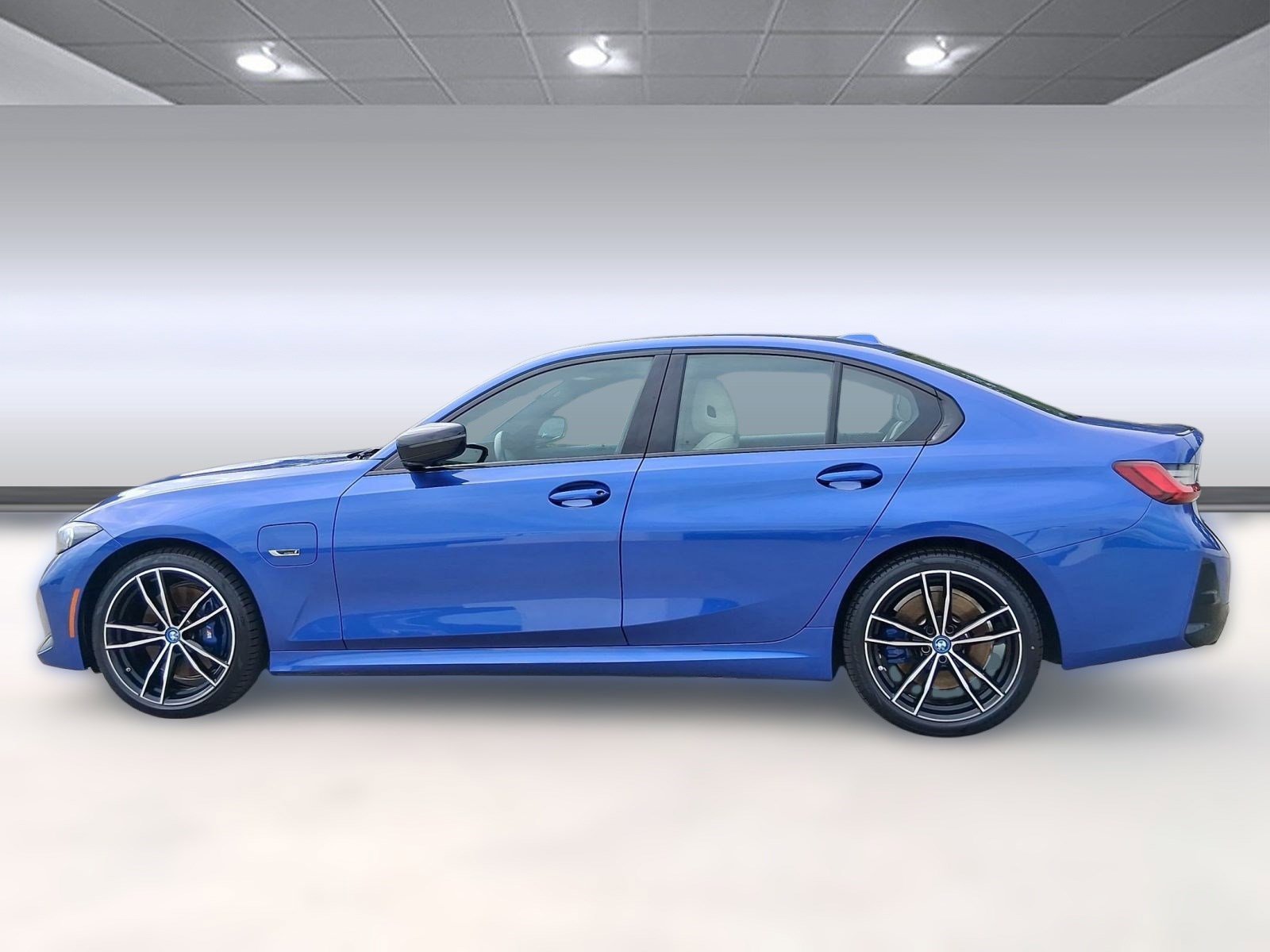 2023 Bmw 330e photo 2