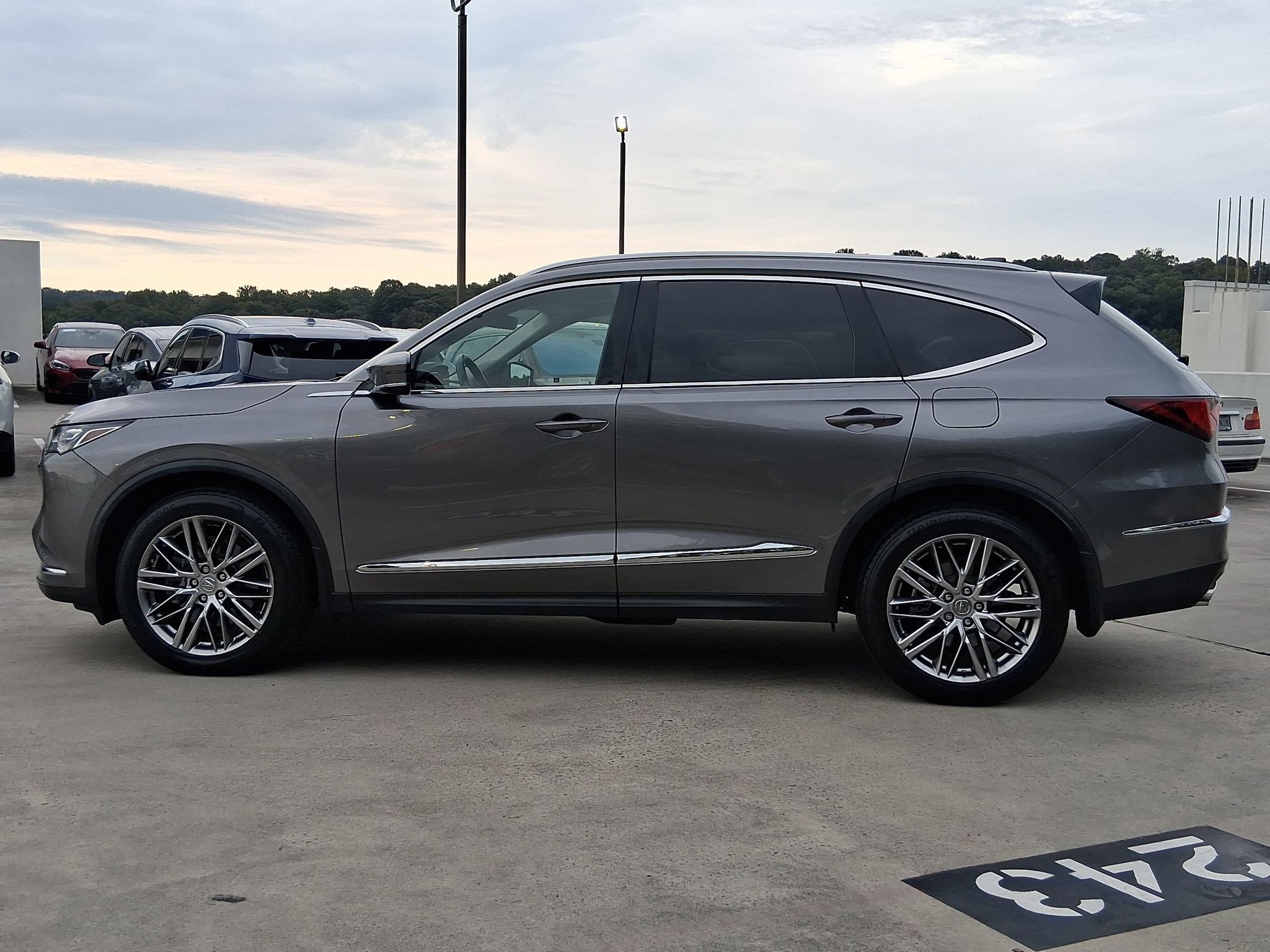 2022 Acura MDX SH-AWD Advance photo 2