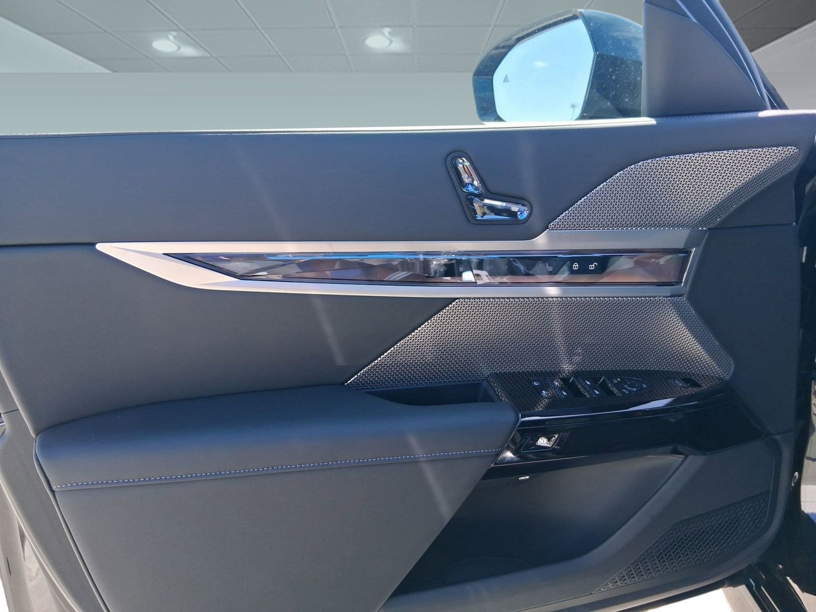 2026 BMW 7 Series 750e - Photo 18