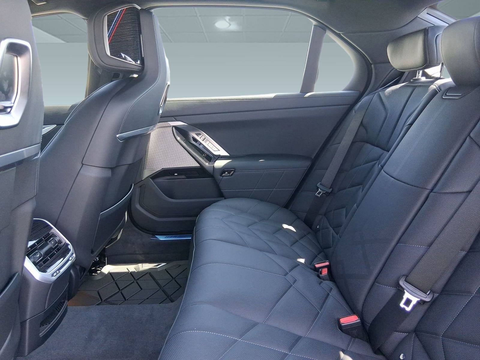 2026 BMW 7 Series 750e - Photo 28
