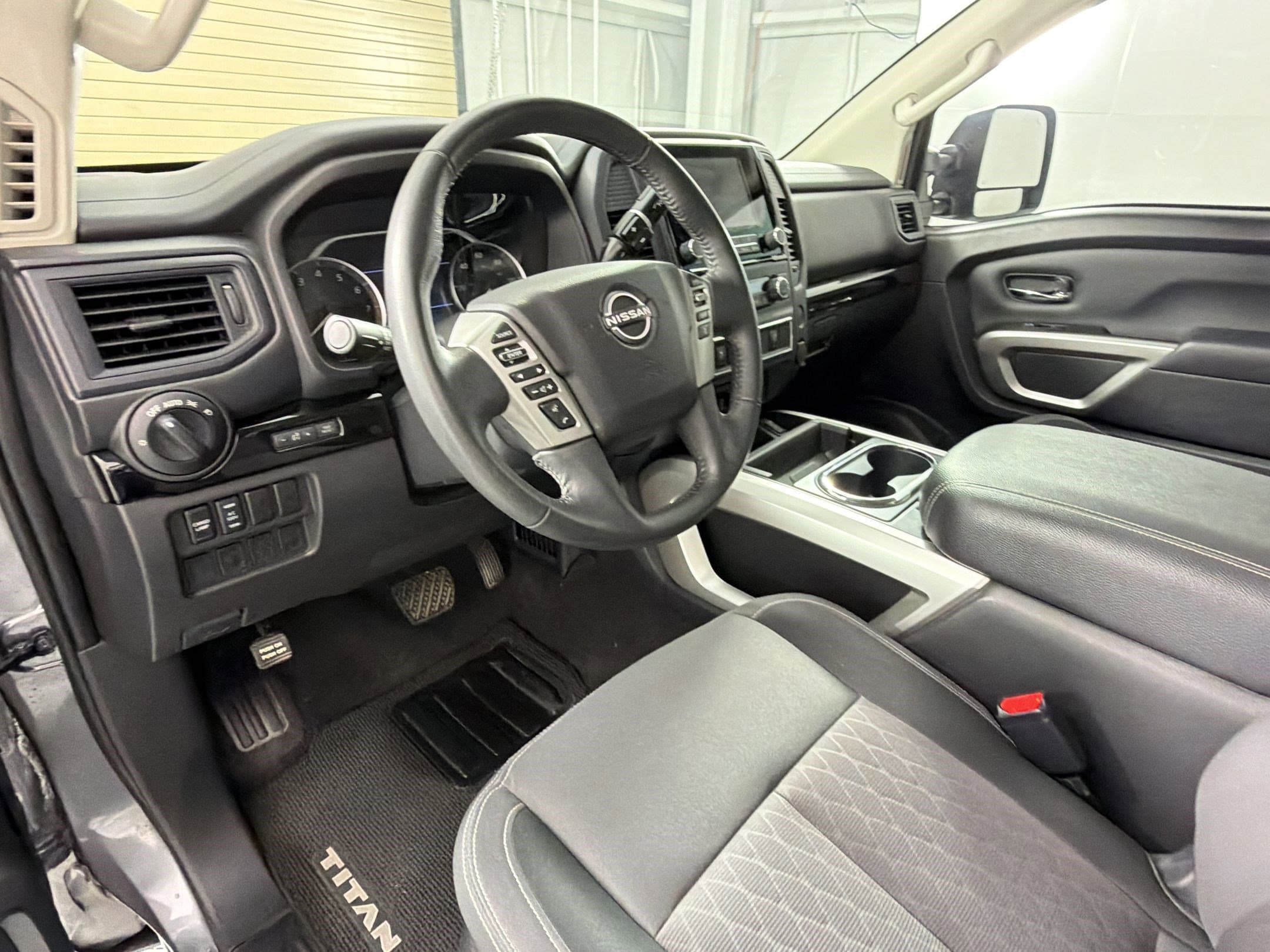 Titan SV 4x2 Crew Cab SV