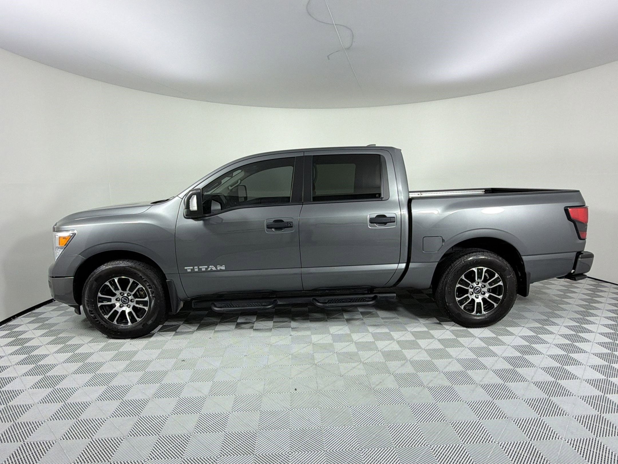 Titan SV 4x2 Crew Cab SV